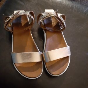 Gold flat sandals kids Size 4